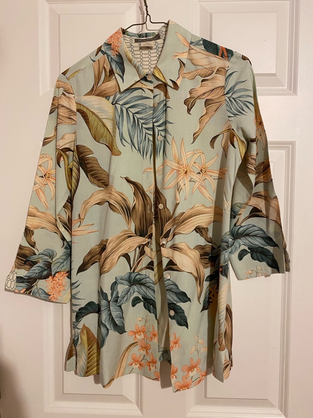 Tommy Bahama XS silk floral Hawaiian button-up shirt with 1/2 sleeves
